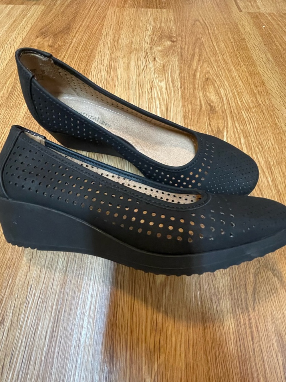 Naturalizer Becky Perforated Flats in Black Sz 7